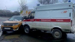 «Везли пациентку в перинатальный центр»: скорая помощь попала в ДТП в Южно-Сахалинске