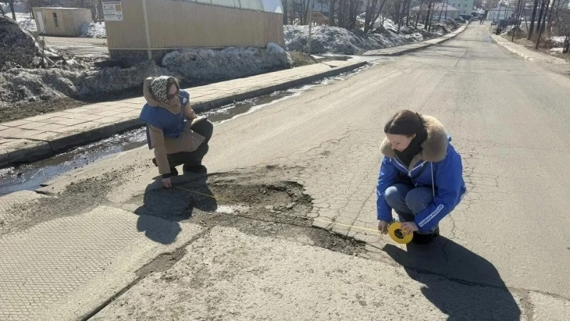 На дорогах Сахалина к 12 мая устранили около 3,7 тысячи дефектов 