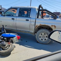 Мотоциклист попал под колеса Mitsubishi L200 в Южно-Сахалинске