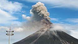 Вулкан Эбеко выплюнул столб пепла на 2,5 километра