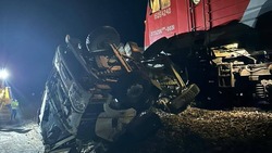 В Хабаровском крае поезд переехал грузовик, водитель автомобиля в больнице
