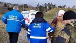 На Курилах спасатели эвакуировали разбившего голову о камни мужчину 