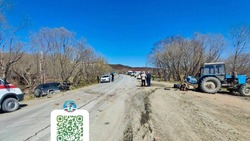 Иномарка вылетела в кювет после столкновения с трактором на автодороге Южно-Сахалинск — Синегорск