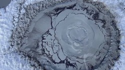Снежное кольцо окружило грязевой вулкан в Южно-Сахалинске