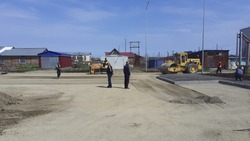 Губернатор Валерий Лимаренко проверил ход ремонта дворовой территории в Долинске 