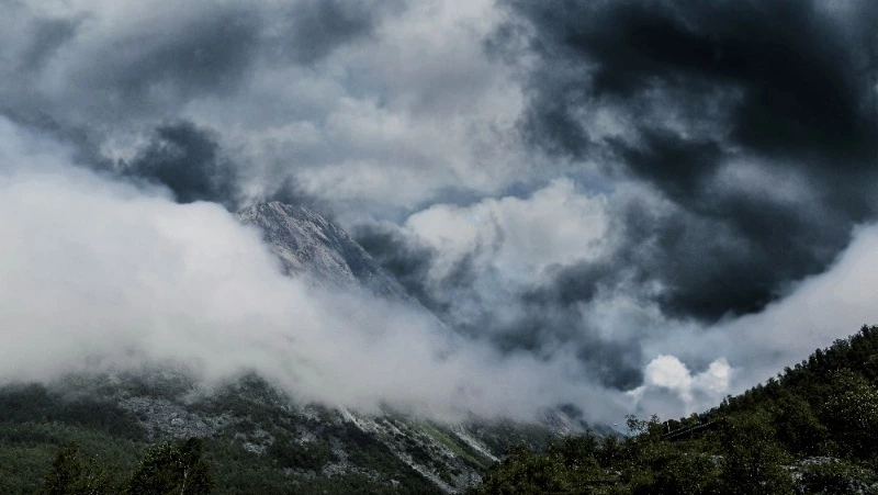Росгидромет: ночью в 10 районах Сахалинской области прогнозируют ливень со снегом и ураганный ветер