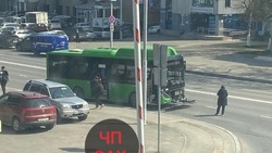 Зеленый автобус пострадал от наезда Mitsubishi с девушкой за рулем в Южно-Сахалинске