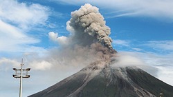 Пепловый выброс зафиксировали на вулкане Эбеко 14 мая 