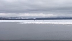 «На лодках»: растаявший припай не останавливает любителей зимней рыбалки на Сахалине