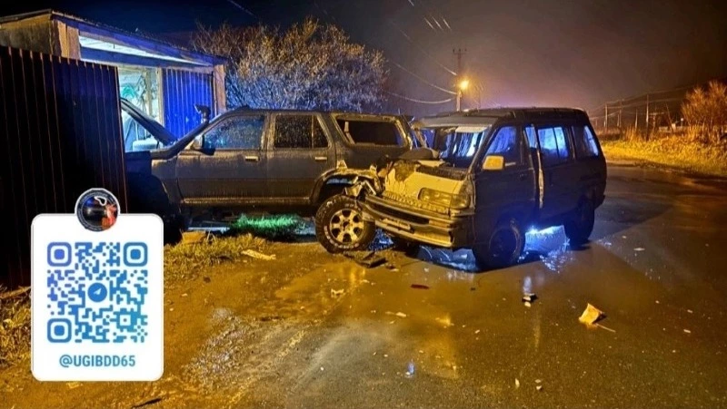 Toyota врезалась в припаркованный автомобиль в Холмском районе 