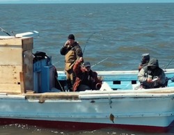 Сахалинцы на лодках вышли в море встречать сезон ловли камбалы