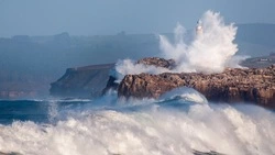Шторм и шестиметровые волны в Охотском море прогнозируют  на 8 января