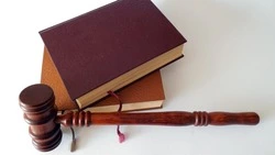 На Сахалине работник упал с лесов и отсудил у предприятия 300 тысяч 