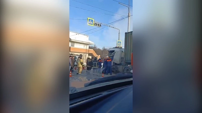 Водителя зажало в кабине после ДТП в Южно-Сахалинске — на месте работают спасатели и медики