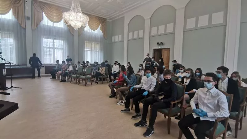 В Южно-Сахалинске 38 «волонтерам Победы» вручили почетные значки