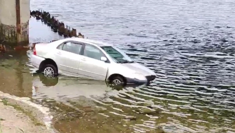 Жители Охотского засняли утопленную под мостом машину утром 12 июня