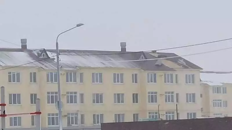 Японский ветер ободрал крышу дома в столице Сахалина