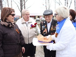 Большой праздник для ветерана Анатолия Меняева организовали в Смирных