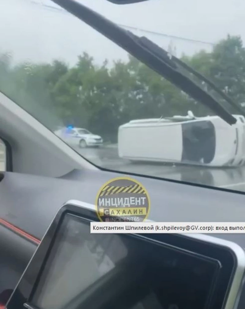 Автомобиль перевернулся на бок в результате ДТП на улице Лермонтова в Южно-Сахалинске