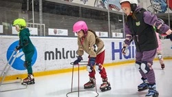 На Сахалине более 300 детей научились бесплатно кататься на коньках