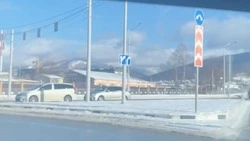 «Как правильно ехать?»: водителей возмутил дорожный знак у кольца в Южно-Сахалинске