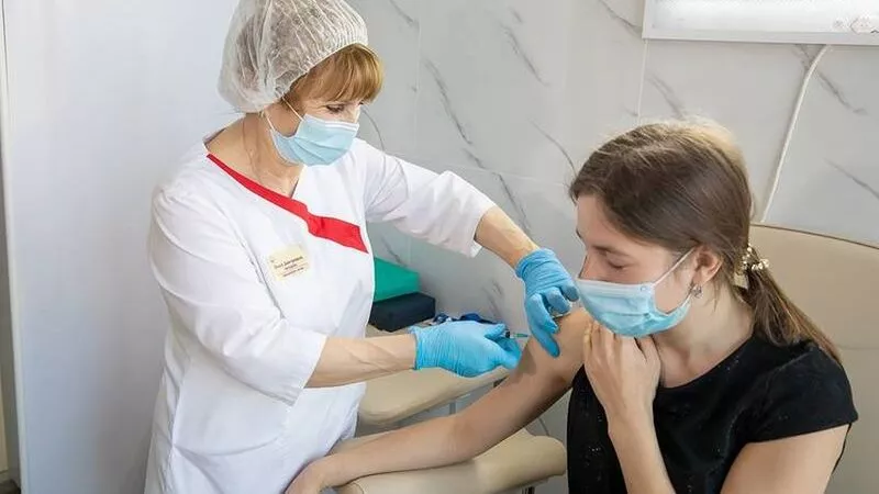 Сахалин одним из первых в стране начал вакцинацию учителей от коронавируса