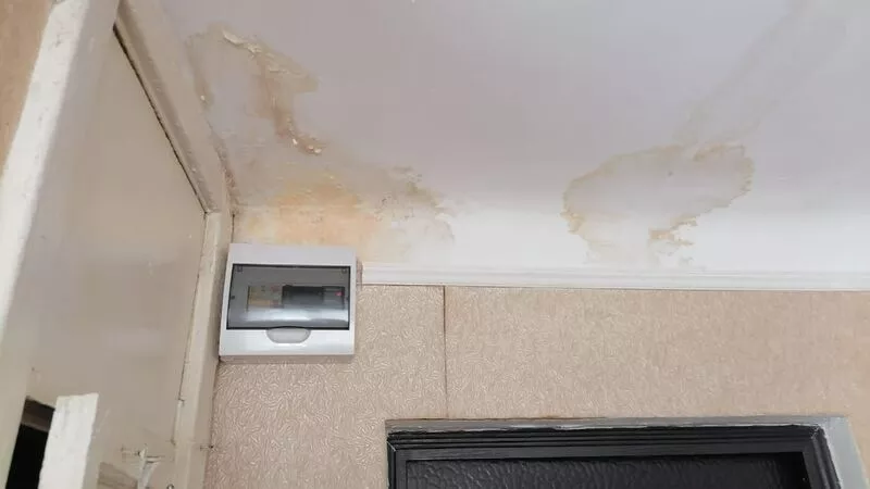 Желтые пятна и разводы: жители Южно-Сахалинска пожаловались на «сезонные осадки» в квартире