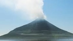 Облако пепла поднялось над вулканом Алаид на Северных Курилах 26 октября