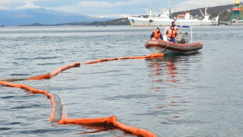 За разлив нефтепродуктов в Татарском проливе в 2021 году Росприроднадзор требует 120 млн ущерба