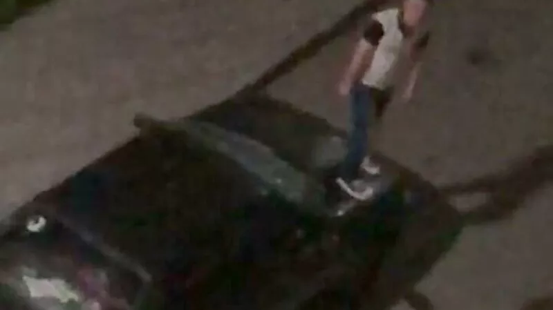 На Сахалине неадекватный мужчина разбил чужую машину (ВИДЕО)