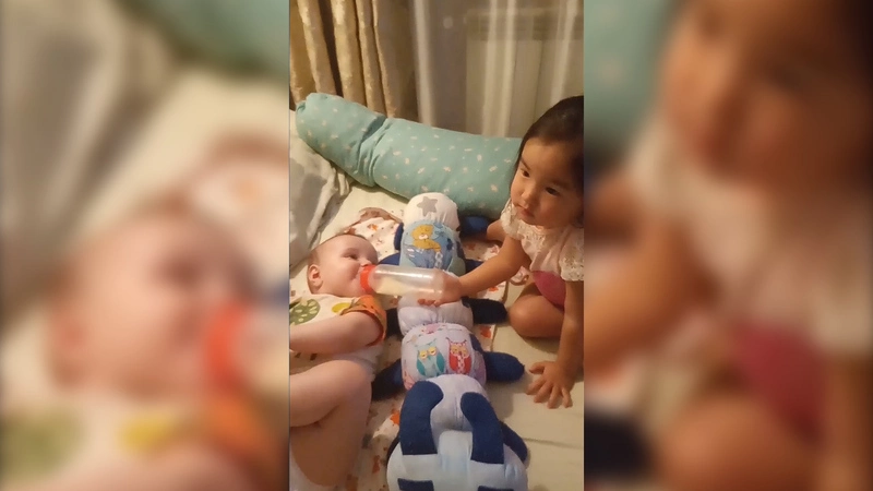 Минутка нежности в конкурсе «Жги, детка!»: маленькая девочка ухаживает за младенцем