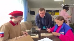 Валерий Лимаренко посетил волонтерский центр на Шикотане