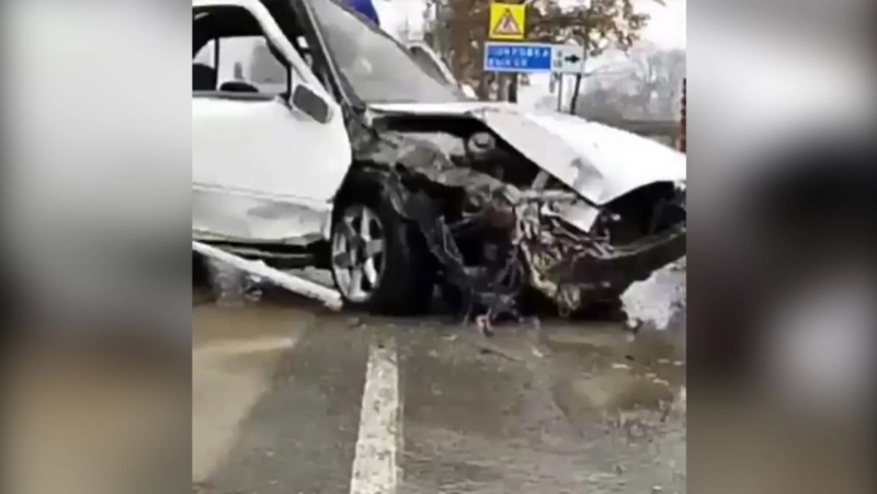 В Долинске парни под кайфом раскрошили иномарку о фонарный столб