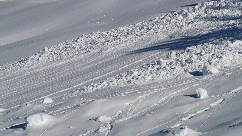В Невельском районе 300 кубометров снега сошло на дорогу