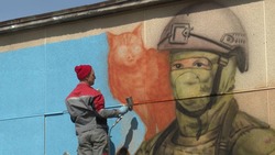 Курильский бобтейл на плече росгвардейца украсит фасад здания в Южно-Сахалинске