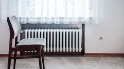«Мерзнут дети, старики»: в жилом доме Охи не включили отопление