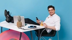 Магазины и животные отвлекли сотрудников на удаленке в ДФО от работы в 2023 году