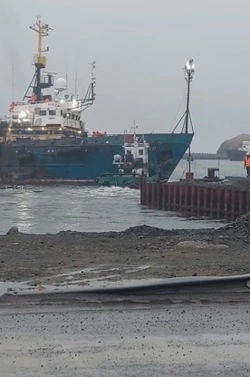 Судно село на мель в бухте Малокурильской на Шикотане 