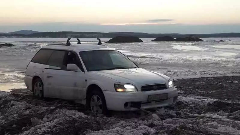 Озеро Изменчивое на Сахалине взяло в плен десяток легковушек