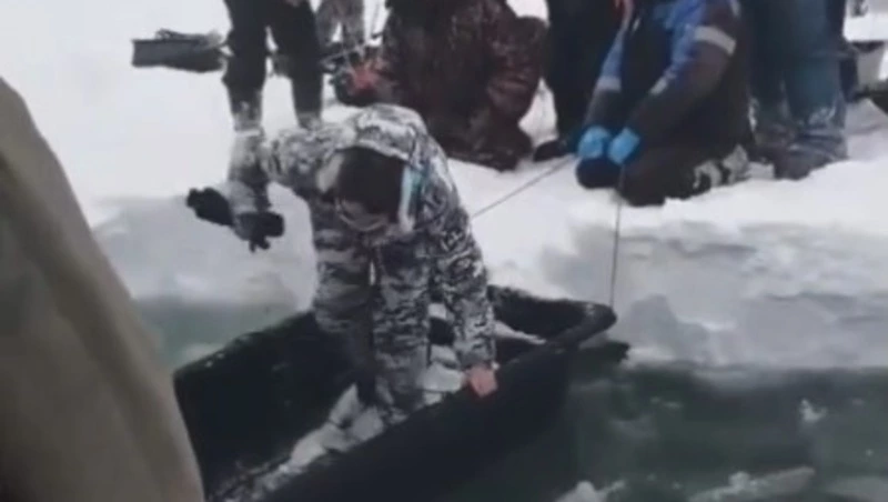 На Сахалине спасают 200 рыбаков, дрейфующих на льдине