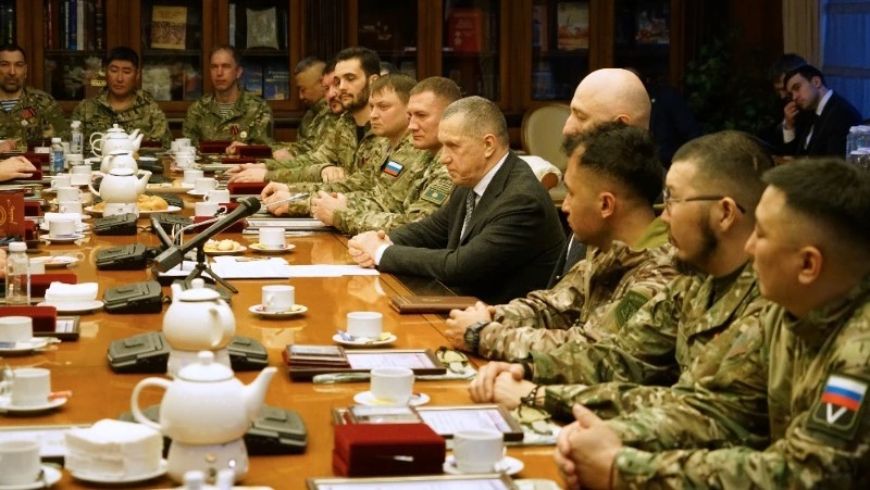 Юрий Трутнев встретился с госслужащими ДФО, вернувшимися со спецоперации 