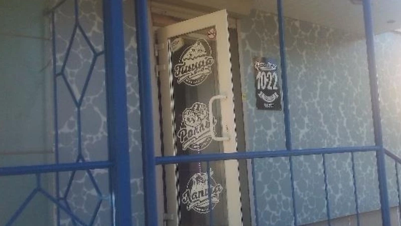 Тараканы и вонь не дают покоя соседям доставки еды в Южно-Сахалинске