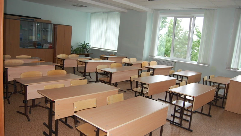 Сахалинских школьников отправят на каникулы в мае