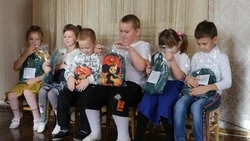 Воспитанники Шахтерского детского сада получили новогодние подарки от волонтеров Сахалина