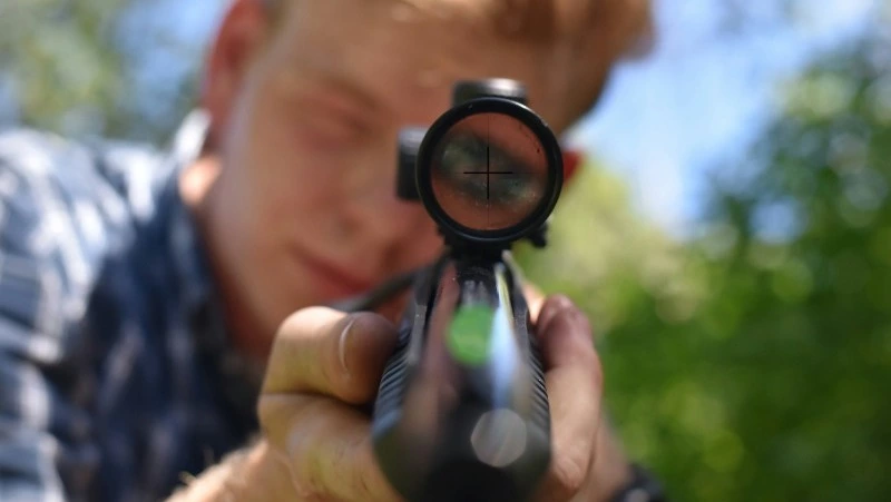 Житель Южно-Сахалинска разбил окно пенсионерки, выстрелив из игрушечного пистолета