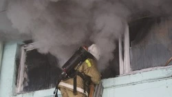 Расселенный дом вспыхнул в Охинском районе 13 апреля