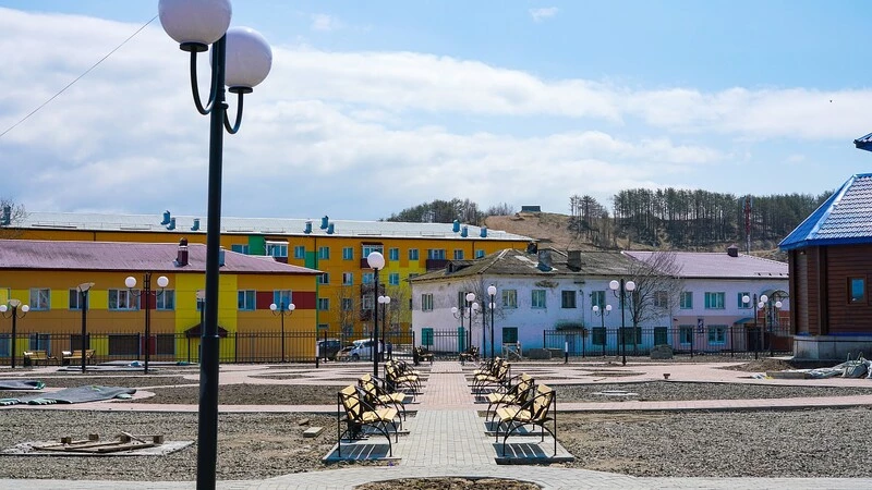 Незаконные гаражи и пустырь возле храма в Углегорске превратили в сквер