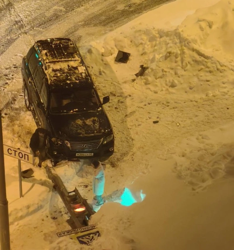 Черный Lexus изящно снес светофор на перекрестке в Южно-Сахалинске