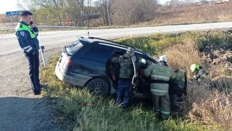 Toyota Caldina съехала в кювет в Мицулевке Анивского района