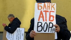 Обманутые вкладчики АТБ устроили пикет в Южно-Сахалинске (ФОТО)